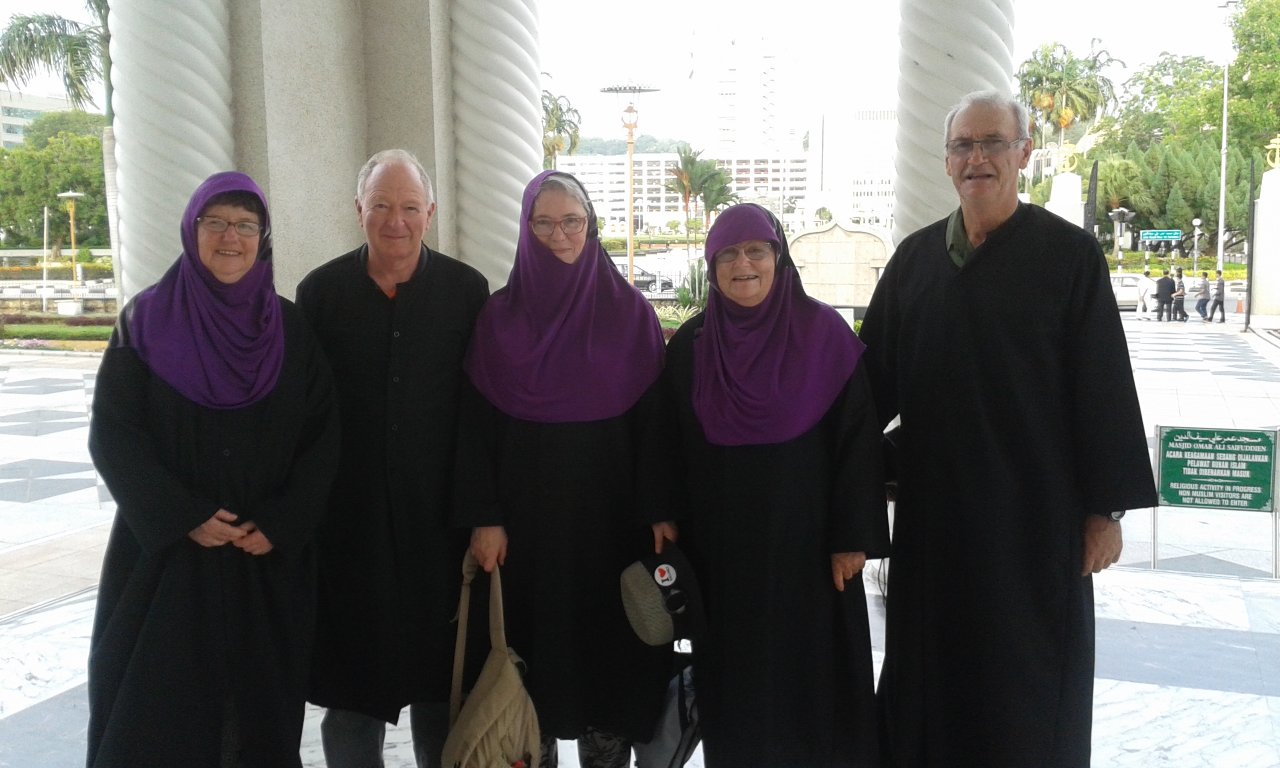 Group_about_to_e_welcomed_to_Mosque_in_Brunei_sm