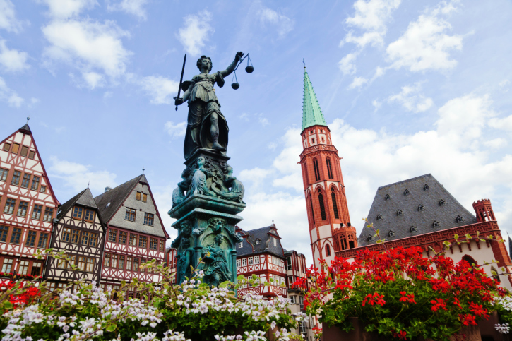 Fountain_with_Justitia_statue_in_Frankfurt