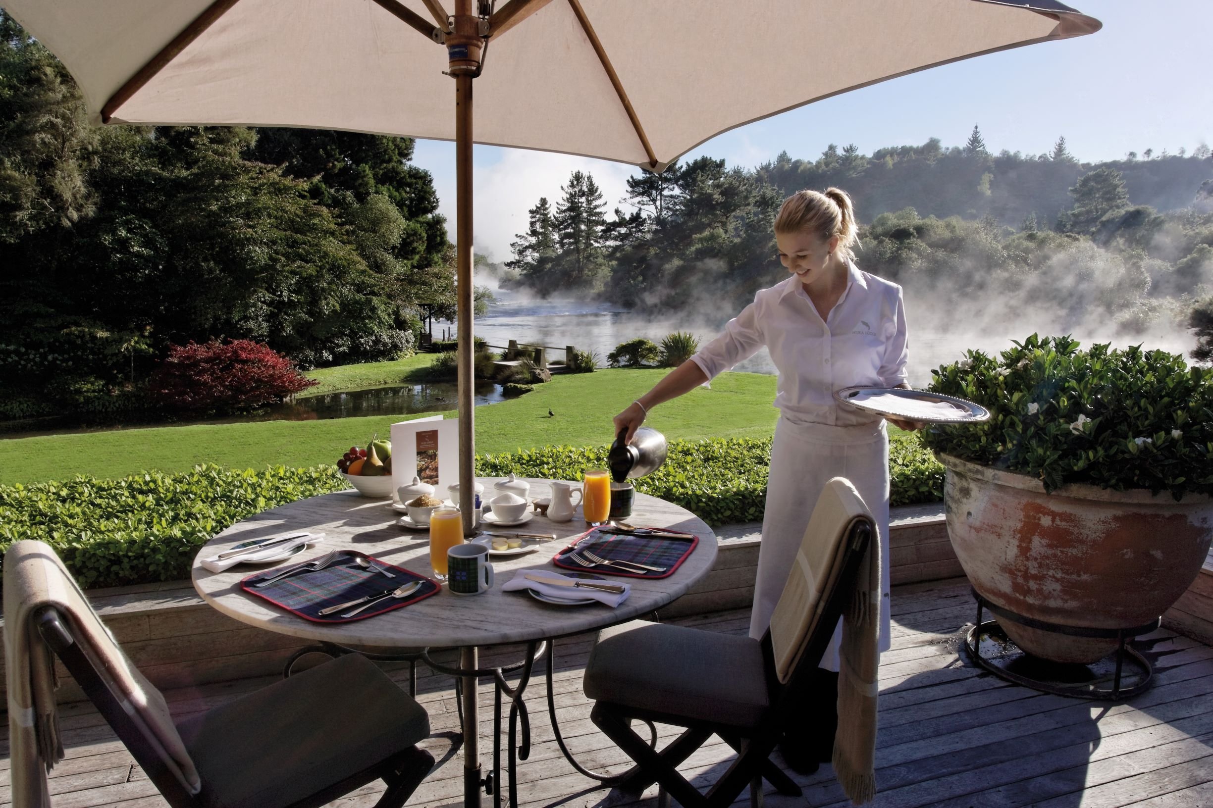 Dining For Breakfast On The Main Terrace_84892_4MP-1