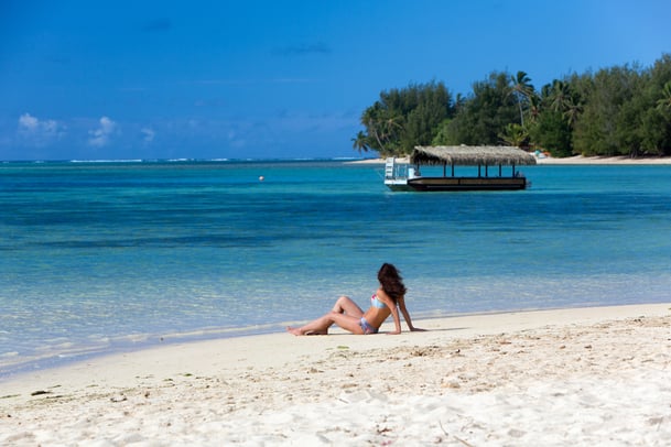 8._Pacific_Resort_Rarotonga_-_Lady_on_beach.jpg